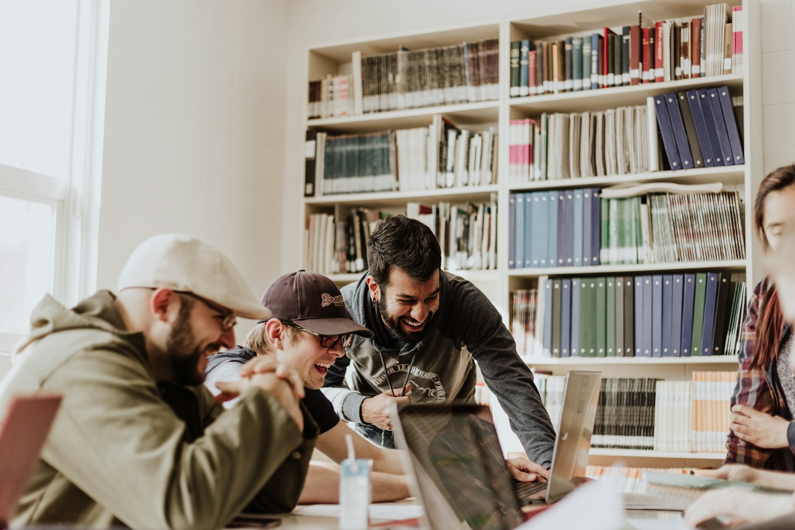 Jóvenes trabajando juntos en un proyecto